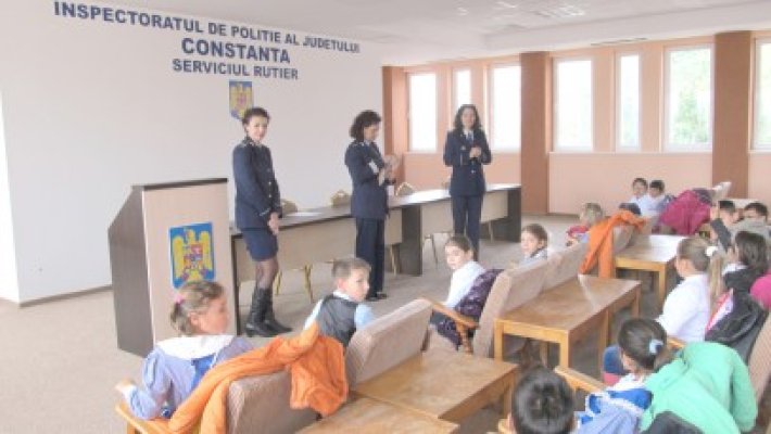Elevii Şcolii nr. 20, în vizită la Serviciul Rutier